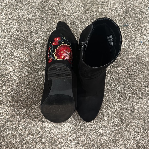 Black boots with embroidered heel - Picture 4 of 5